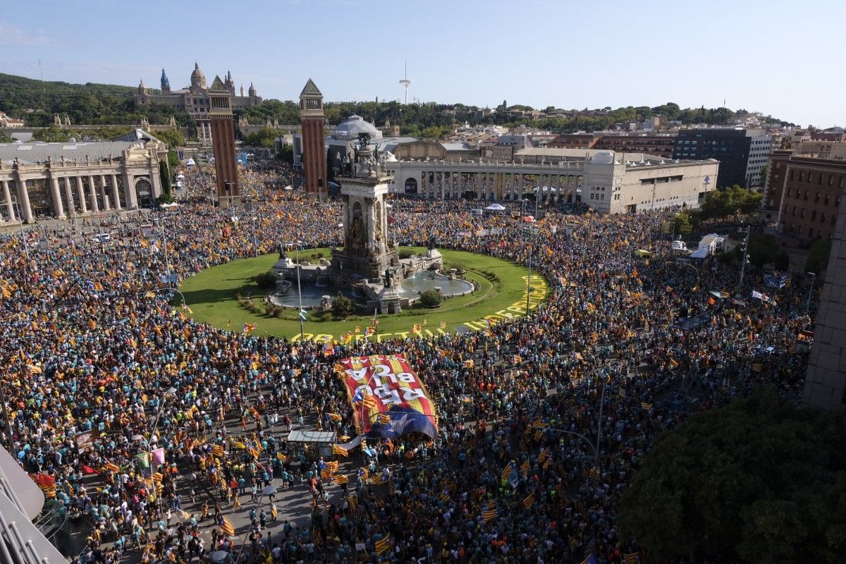 La multitudinària manifestació de la Diada a la plaça d'Espanya de Barcelona