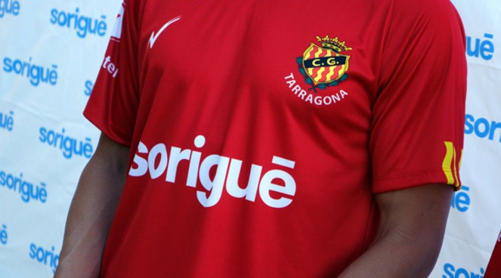 El logo de Sorigué se situarà a la part davatera i l'escut grana lluirà la paraula "Tarragona" a la part inferior.