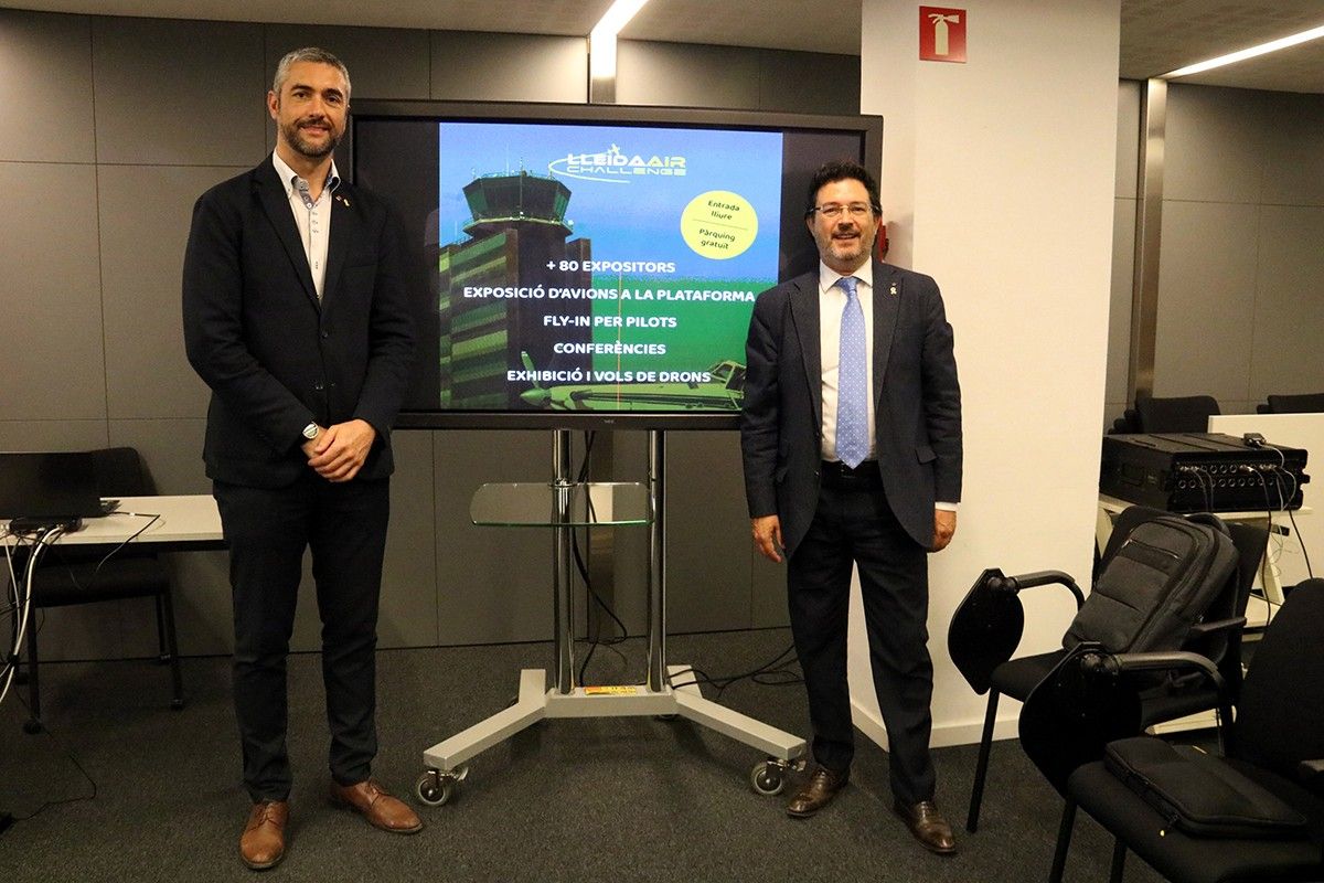 El secretari de Territori i Mobilitat, Isidre Gavín, amb el delegat del Govern a Lleida, Bernat Solé, en la presentació de la fira Lleida Air Challenge 2022.