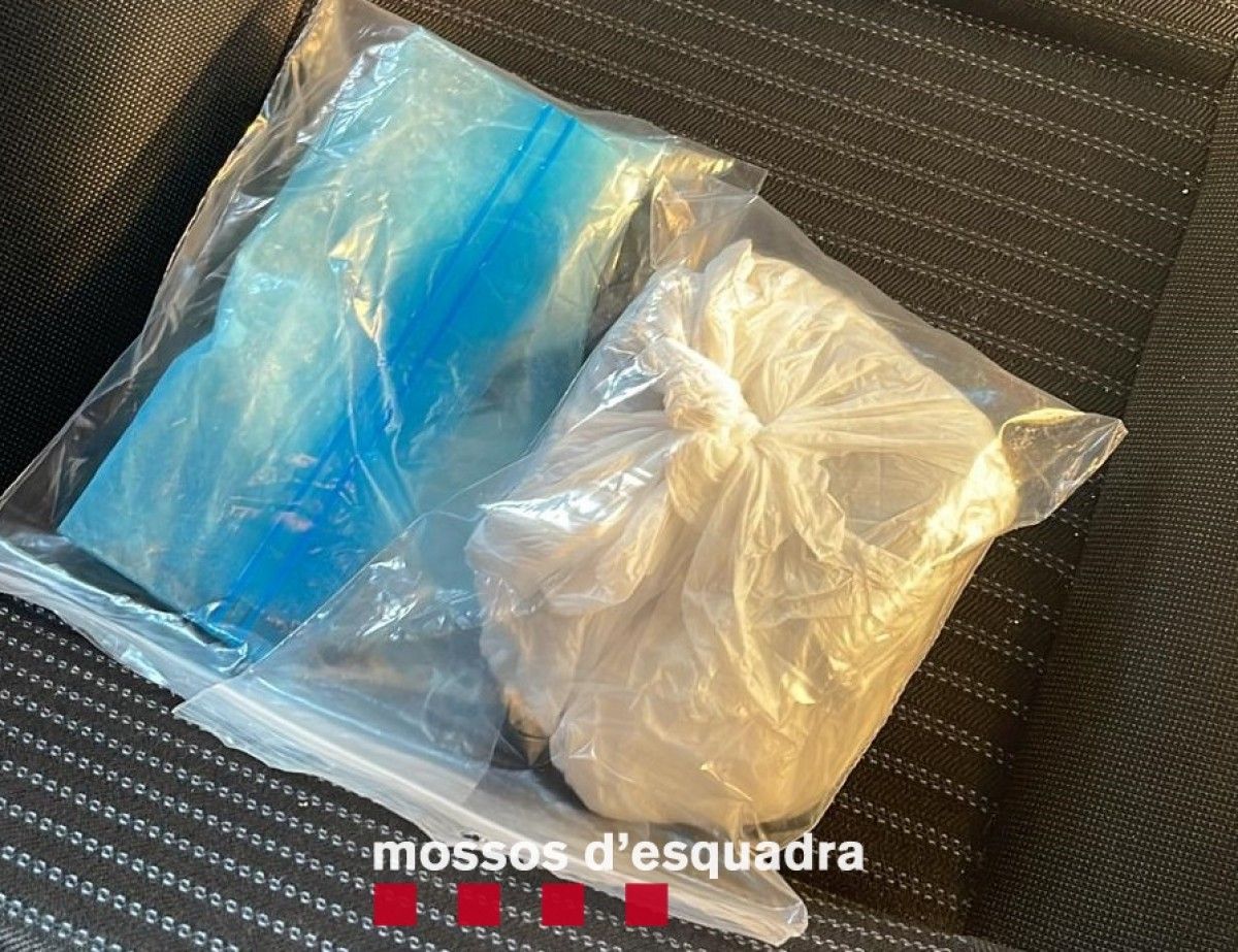 Les bosses de cocaïna localitzades pels Mossos sota el seient d'un vehicle, en un control a l'LL-12.