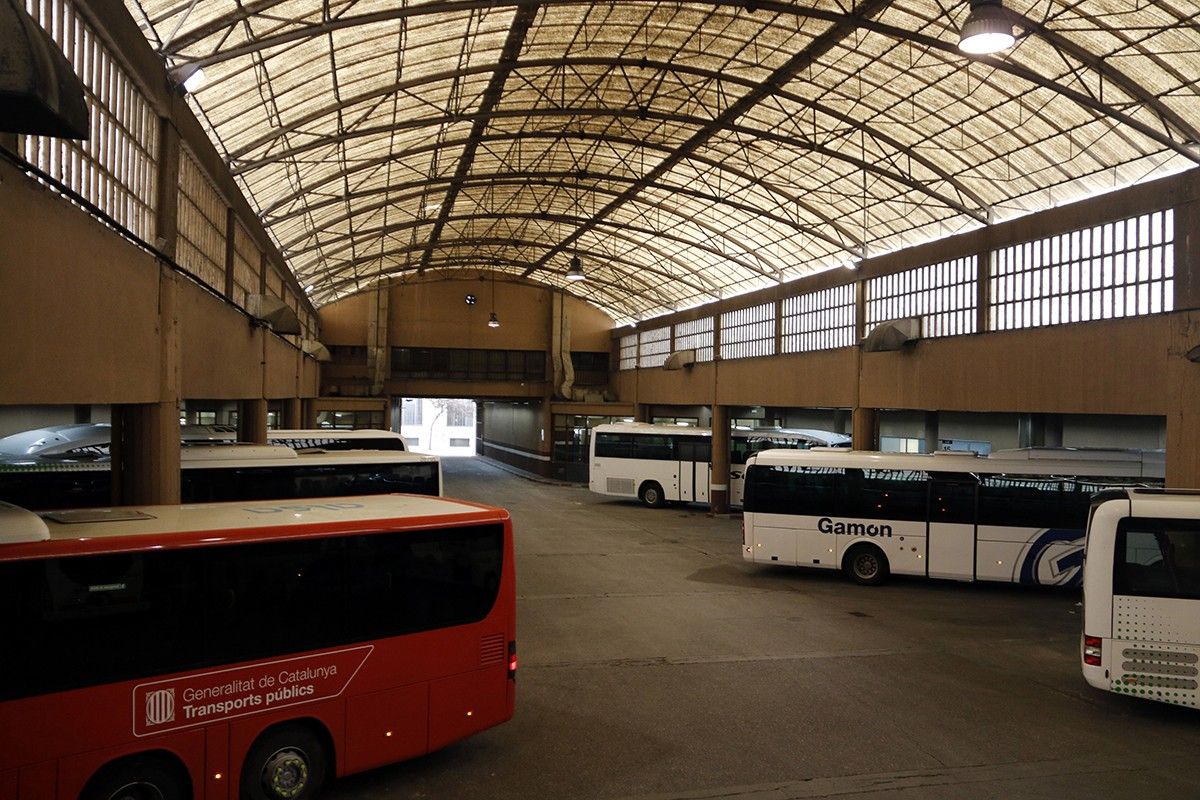 La nau central de l'estació d'autobusos de Lleida amb alguns autocars estacionats a les andanes.
