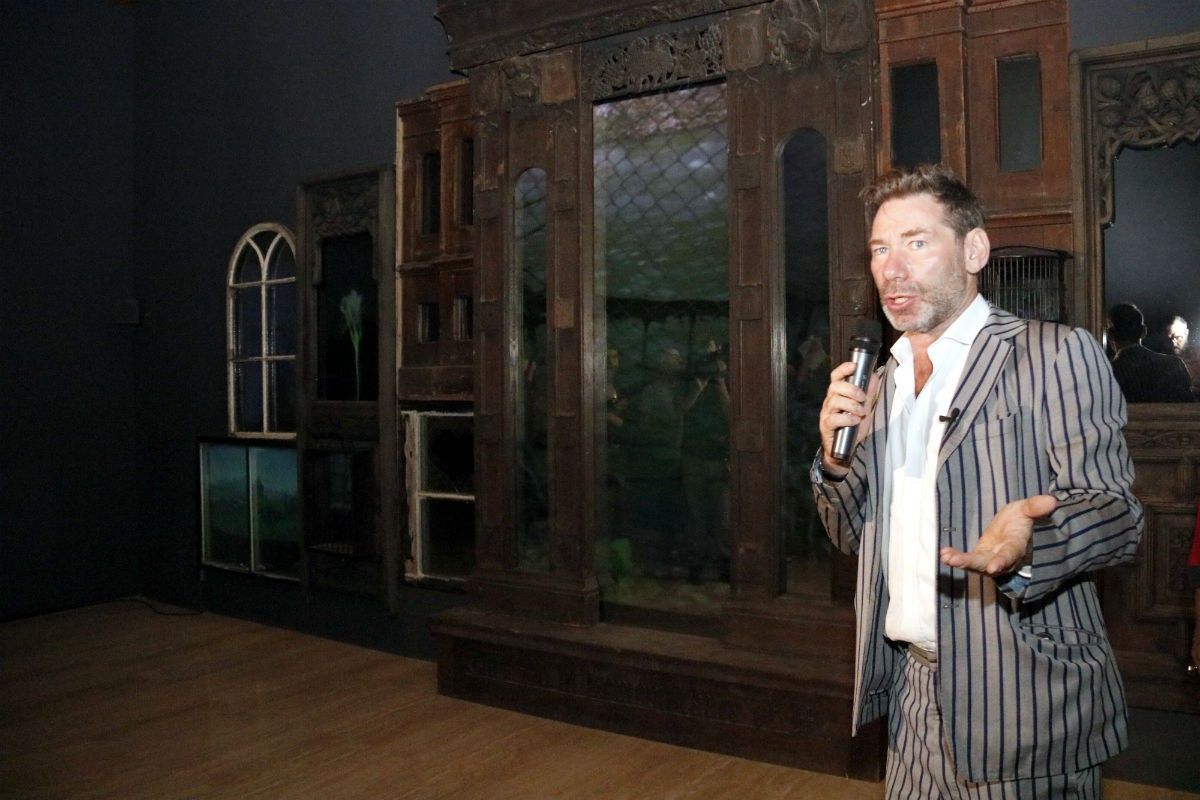 Mat Collishaw, amb una de les seves obres, durant la presentació de l'exposició a Lleida