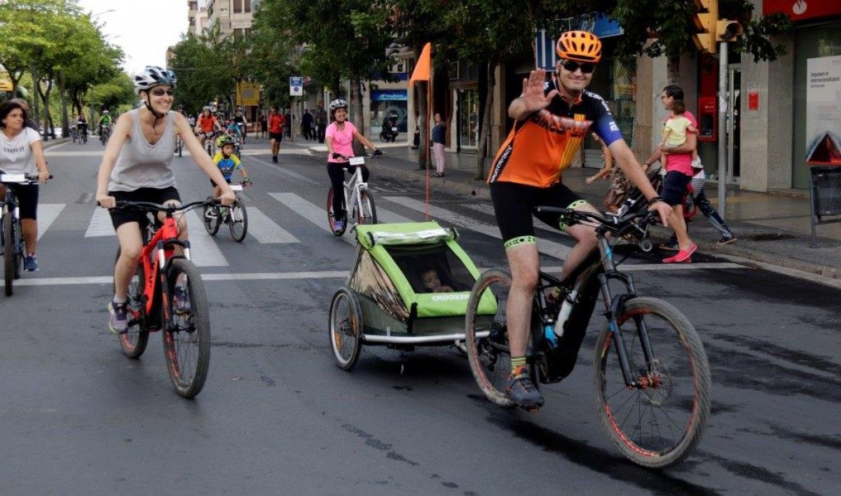 Un grup de ciclistes per una avinguda de Lleida