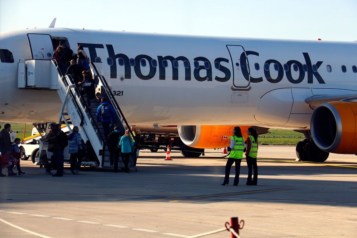 Passatgers pujant a un avió de Thomas Cook a Alguaire