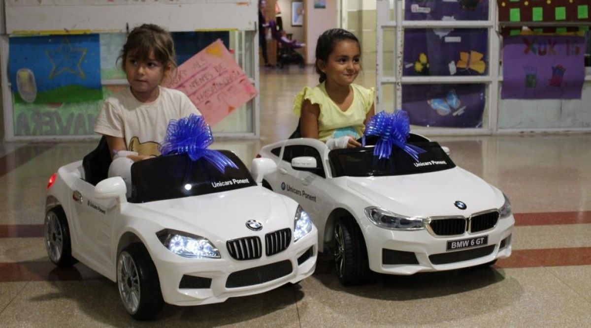 Dues nenes als cotxets elèctrics
