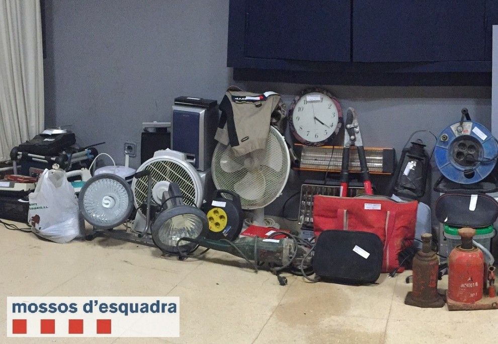 Imatge del material recuperat pels mossos al domicili del detingut