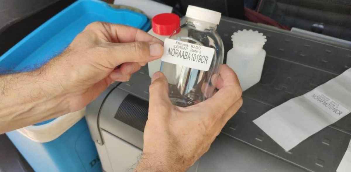 Imatge d'un envàs per analitzar una mostra d'aigua