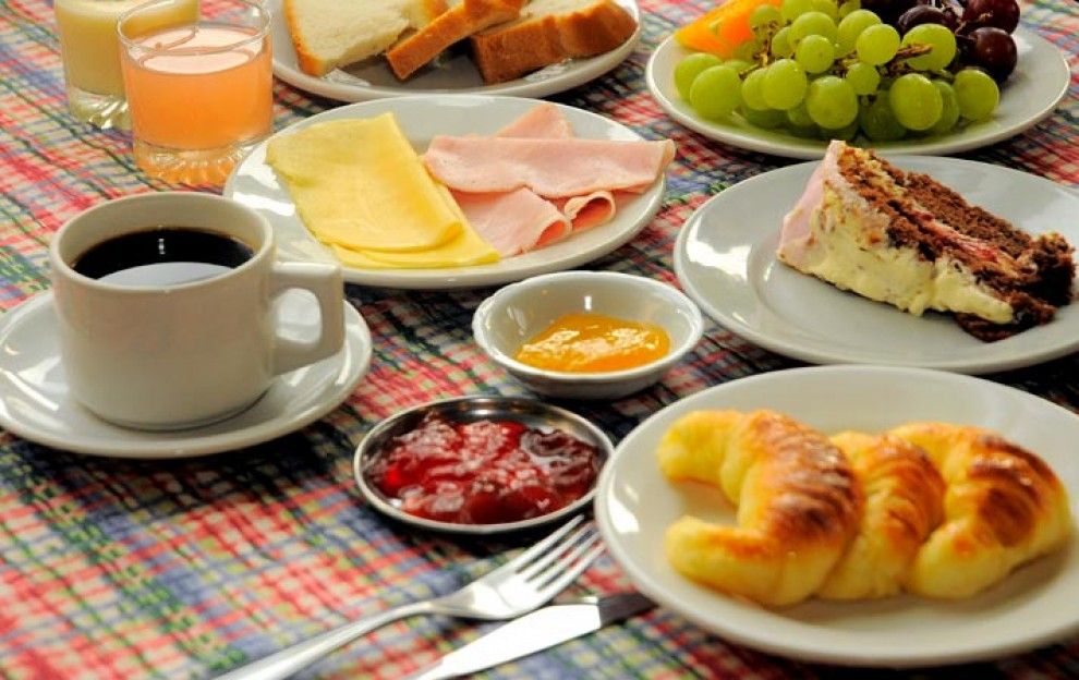 Imatge d'una taula amb esmorzar
