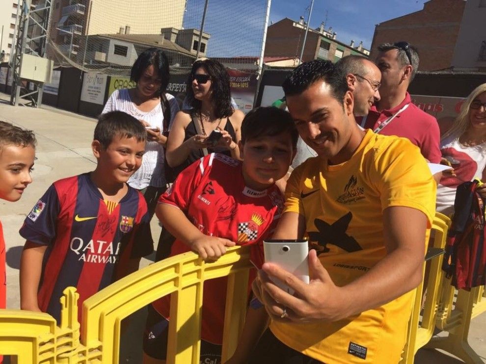 Pedro s'ha fet nombroses fotografies amb els joves futbolistes 