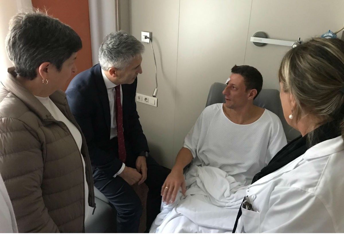  Grande-Marlaska i l Cunillera visiten un Policia Nacional ingressat a l'hospital. 