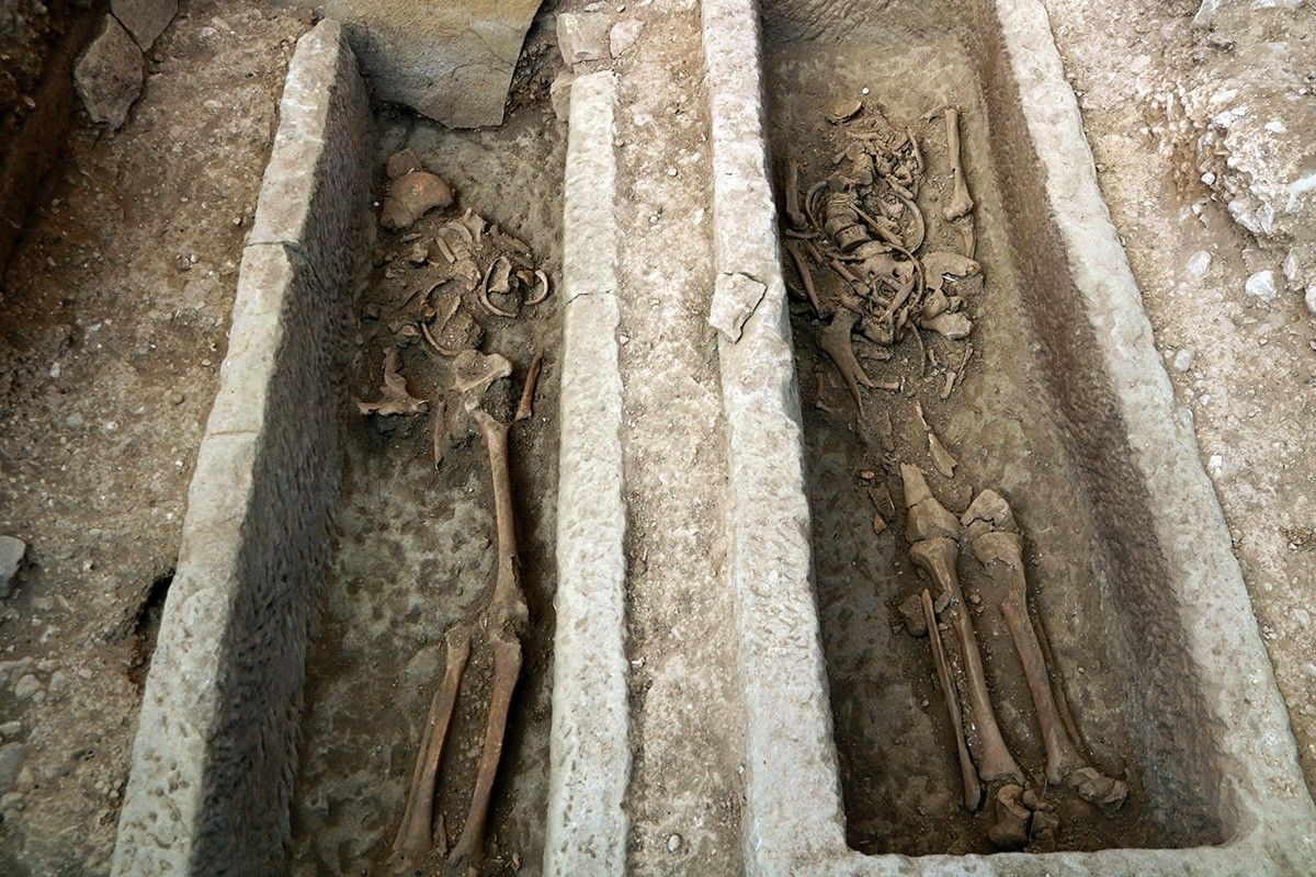 Dos dels sarcòfags que s'han trobat al jaciment