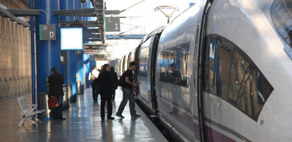 Imatge d'un tren d'alta velocitat a Lleida
