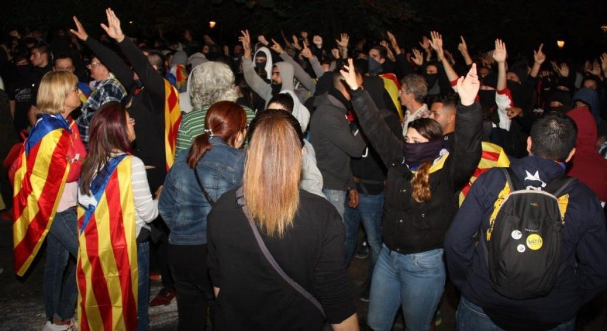 Un grup de manifestants a prop de la subdelegació de l'Estat a Lleida
