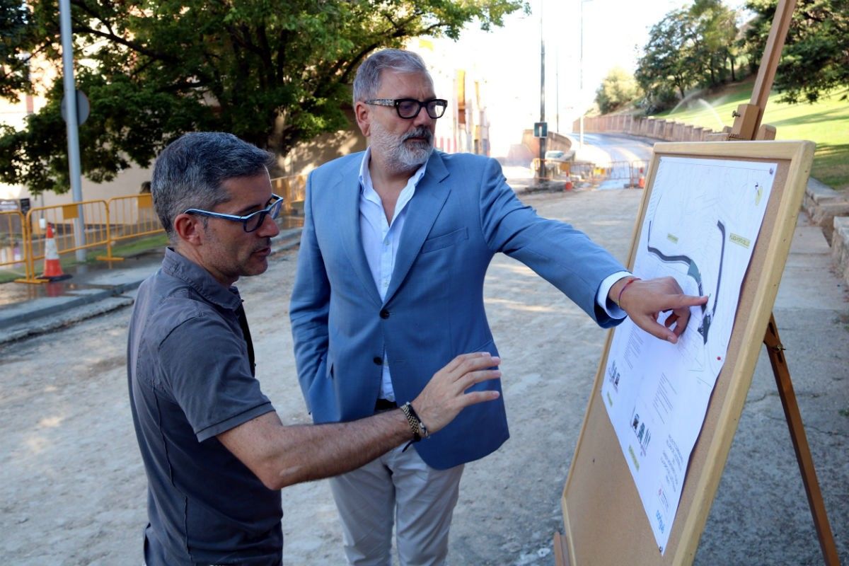 El regidor Fèlix Larrosa i el responsable dels treballs al carrer Monterrey mirant un plànol