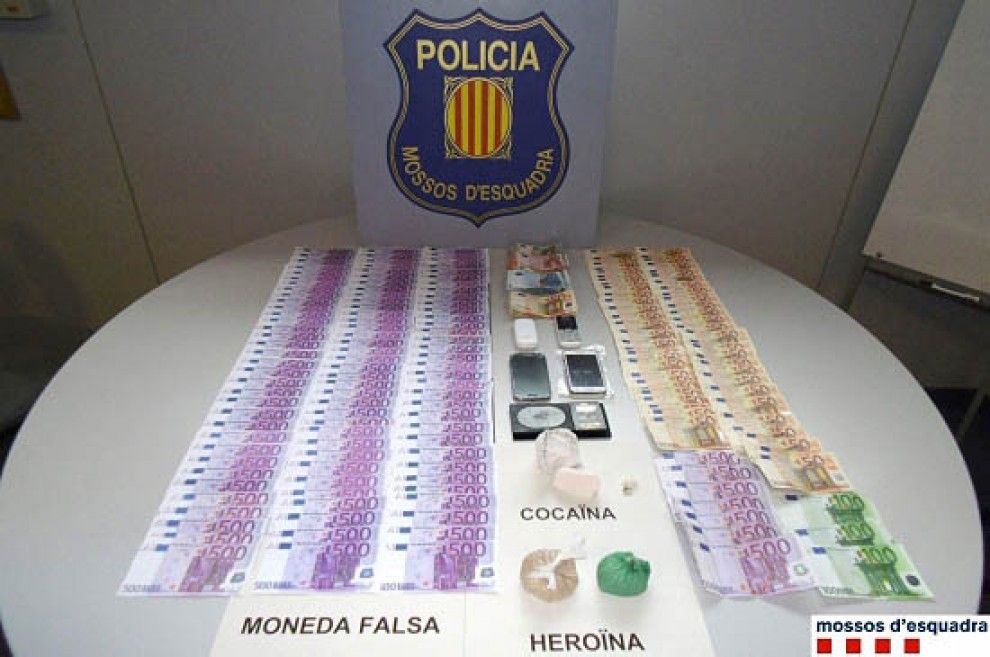 Els bitllets falsos i la droga incautada