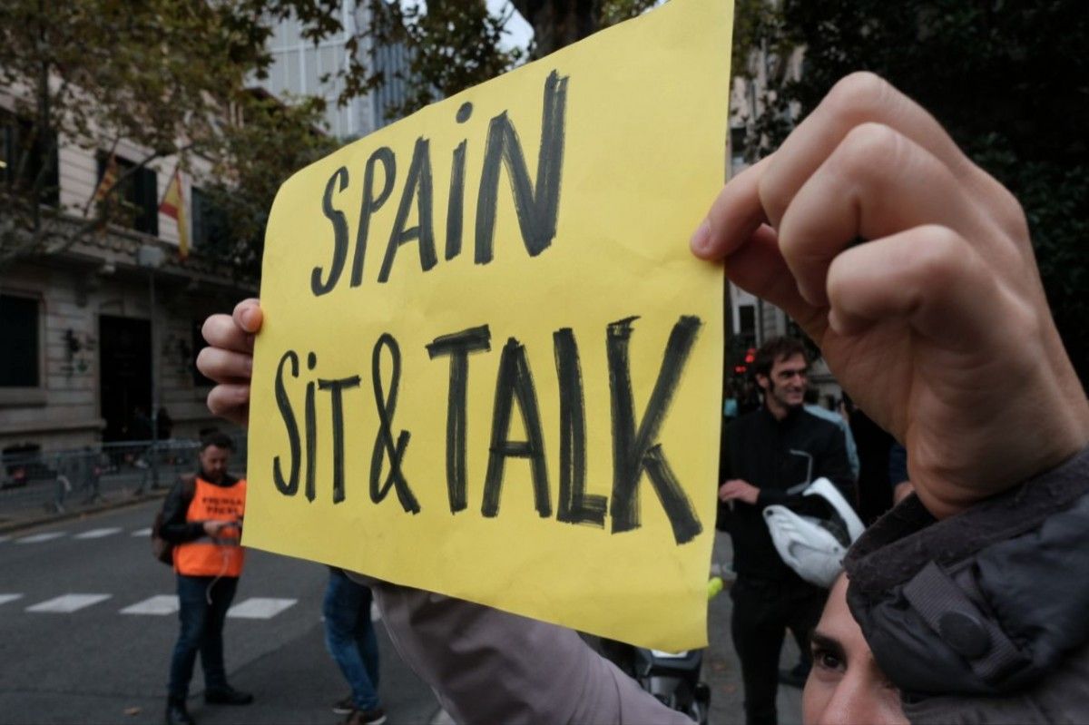 Concentració del Tsunami Democràtic a la delegació del govern espanyol per exigir diàleg a Sánchez