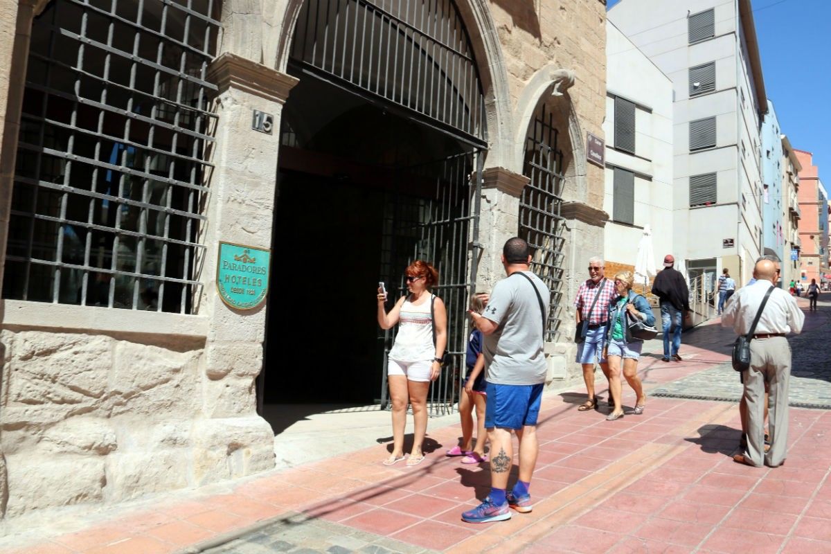 Uns turistes a l'entrada principal del parador de turisme de Lleida