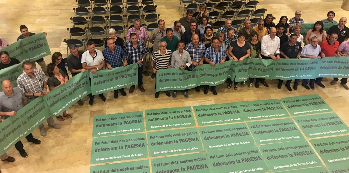 Els alcaldes que van participar en l'acte d'Alcarràs en suport de la pagesia aquest dijous 