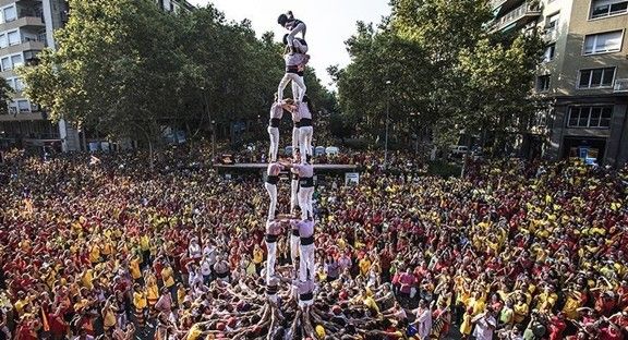 Els Minyons de Terrassa, a la Via Catalana.