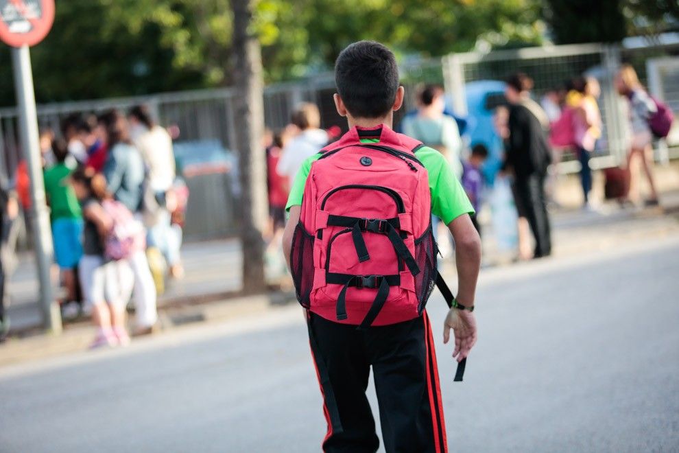 Un nen tornant a l'escola