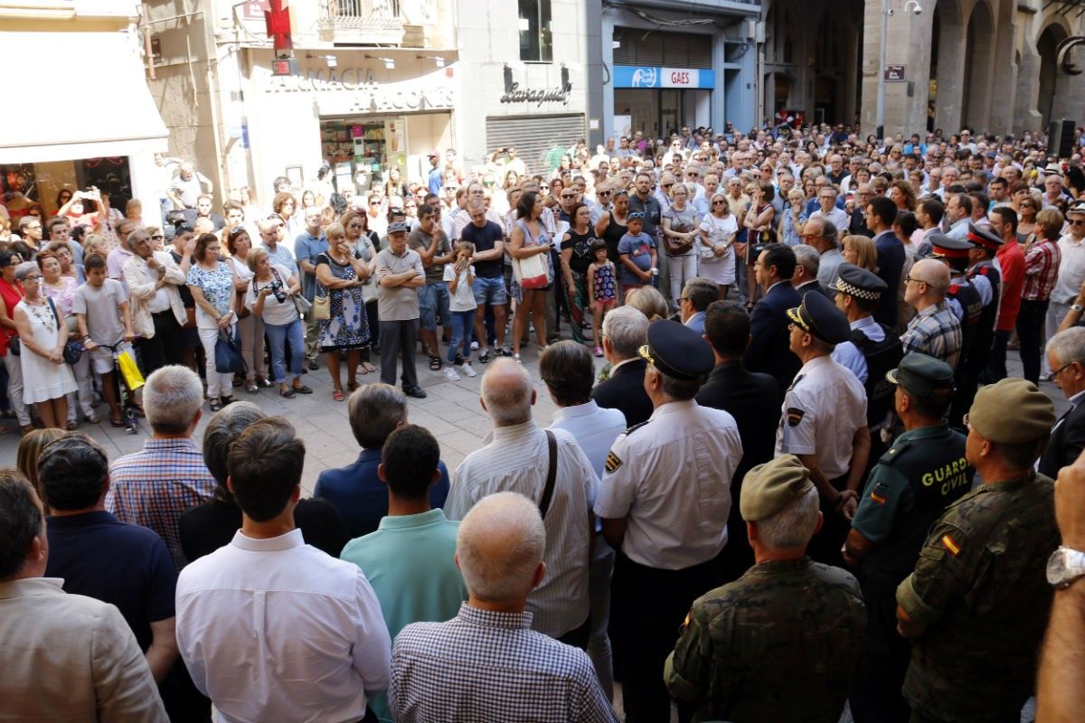 Més de mig miler de persones  es concentren a Lleida per rebutjar els atemptats de Barcelona i Cambrils a la plaça Paeria de Lleida amb 