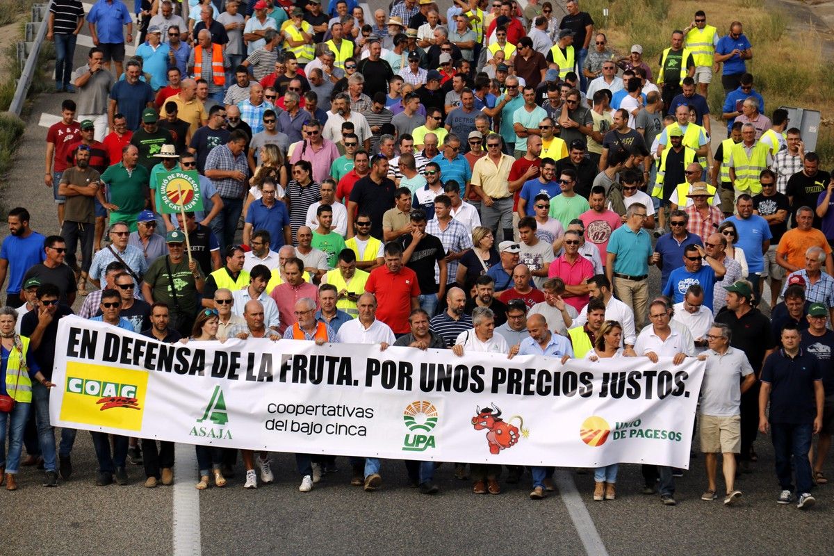 Nombrosos pagesos darrere una pancarta reclamant millores en els preus de la fruita a Soses