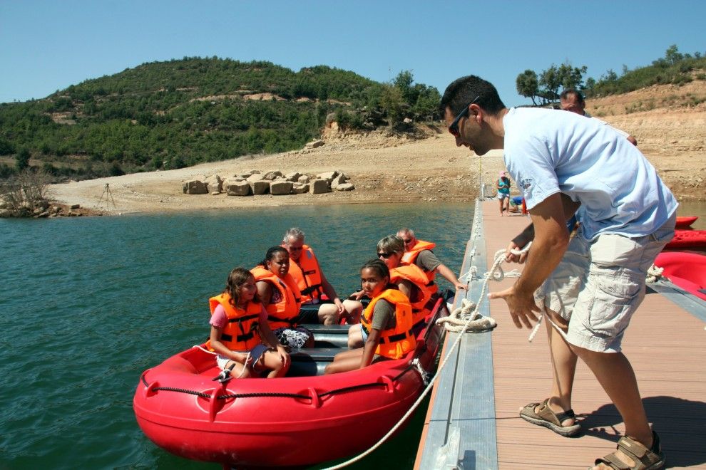 Un grup de turistes amb una barca a Rialp