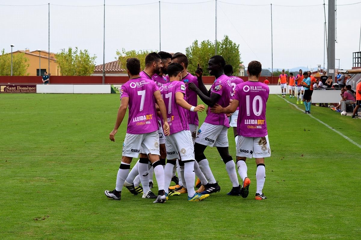 Imatge de jugadors del Lleida celebrant un gol