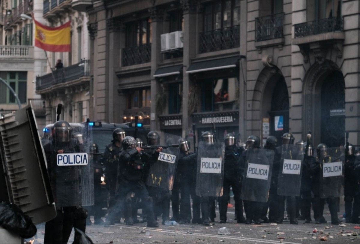 Policies nacionals espanyols, a Via Laietana durant les protestes per la sentència del procés 