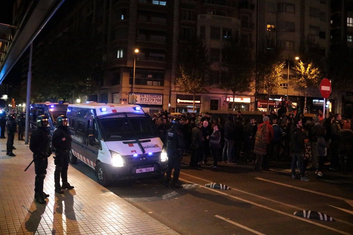 Mossos d'Esquadra en una protesta contra la sentència a Lleida davant la subdelegació del govern espanyol
