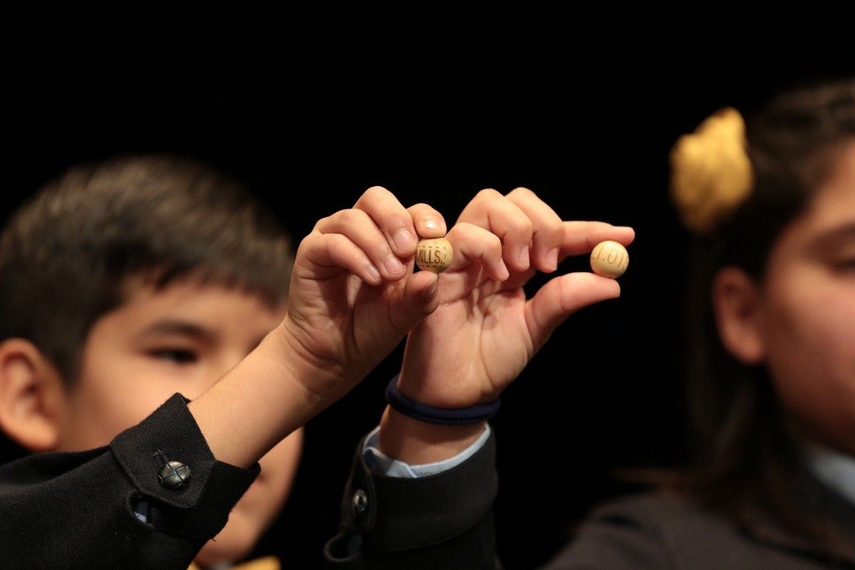 Els nens de Sant Ildefons mostren boles de la rida de nadal.