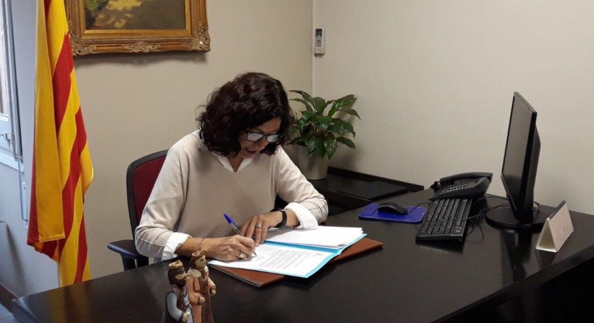 Maria Alba Basomba, firmant el decret
