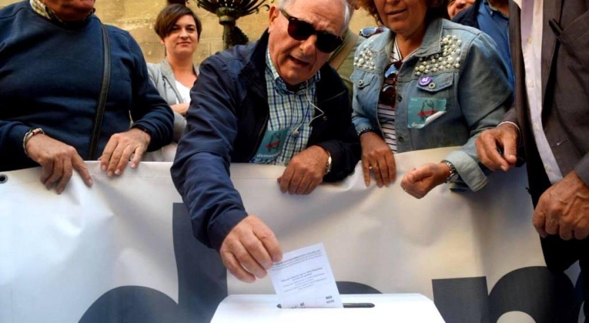 Un home "votant" a Lleida