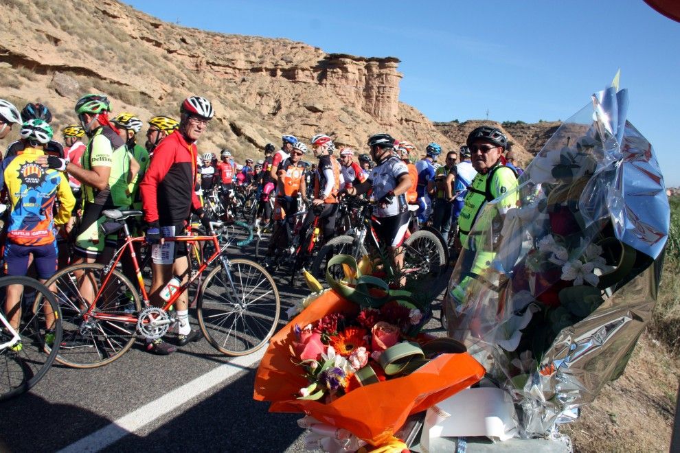 Centenars de ciclistes han recordat els seus companys morts