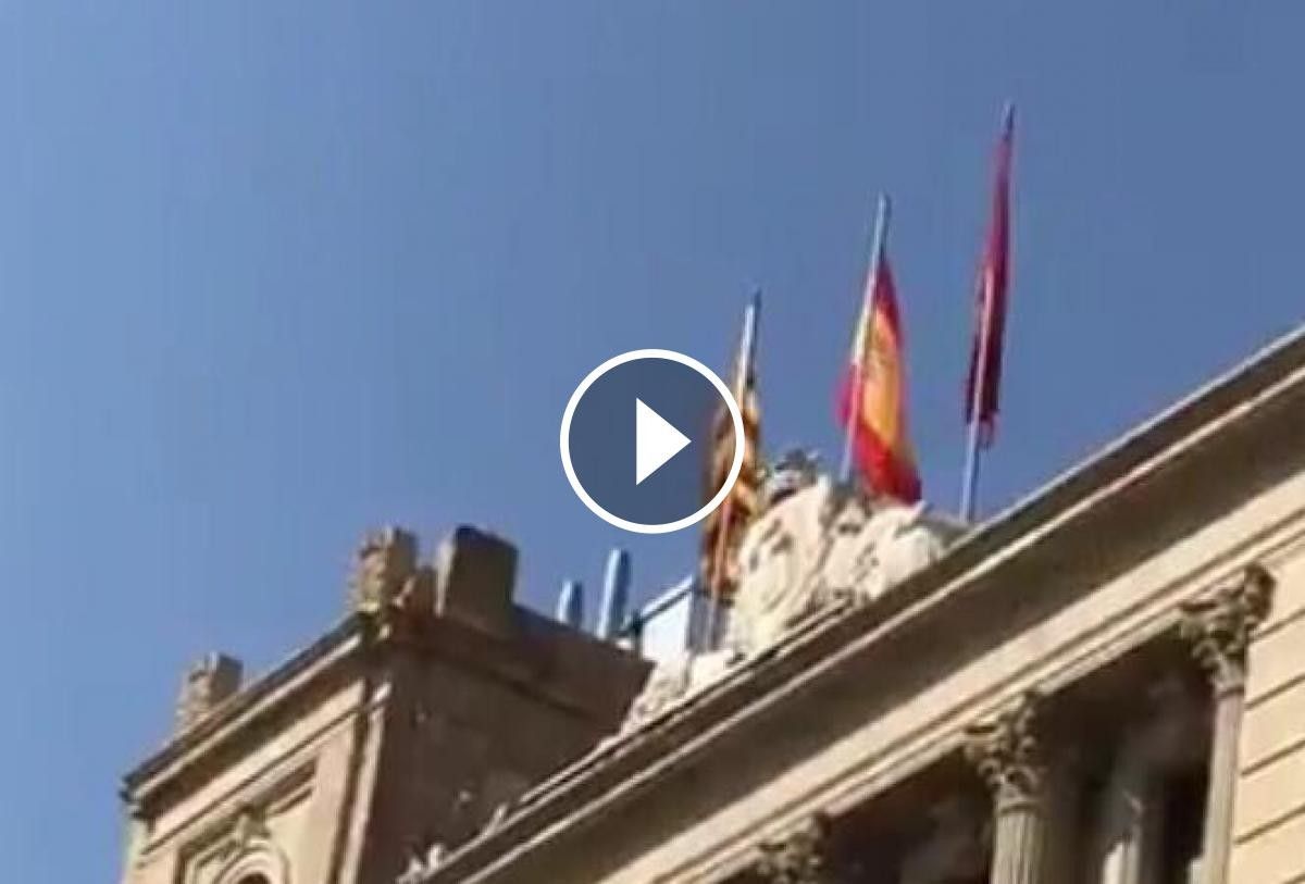 Imatge de la retirada de la bandera espanyola