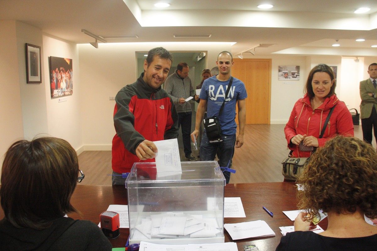 Un dels residents andorrans votant al consolat espanyol d'Andorra, aquest dijous