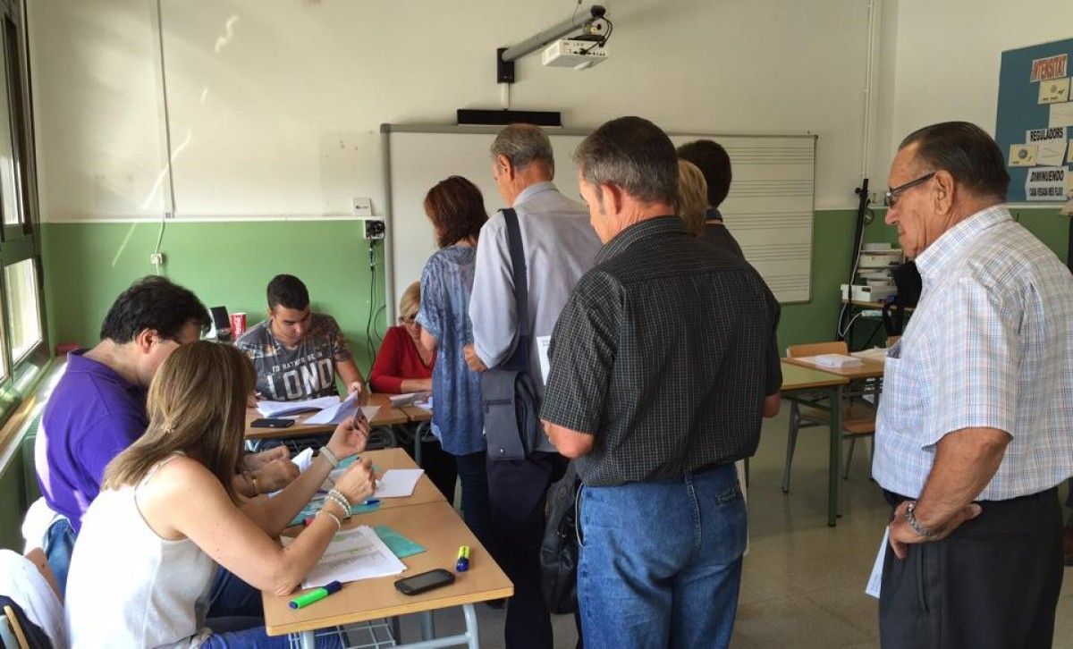 Cua per votar a l'interior del col·legi electoral, a Bellcaire