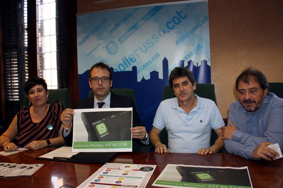 L'alcalde de Mollerussa amb el cartell informatiu del servei de Whatsapp 