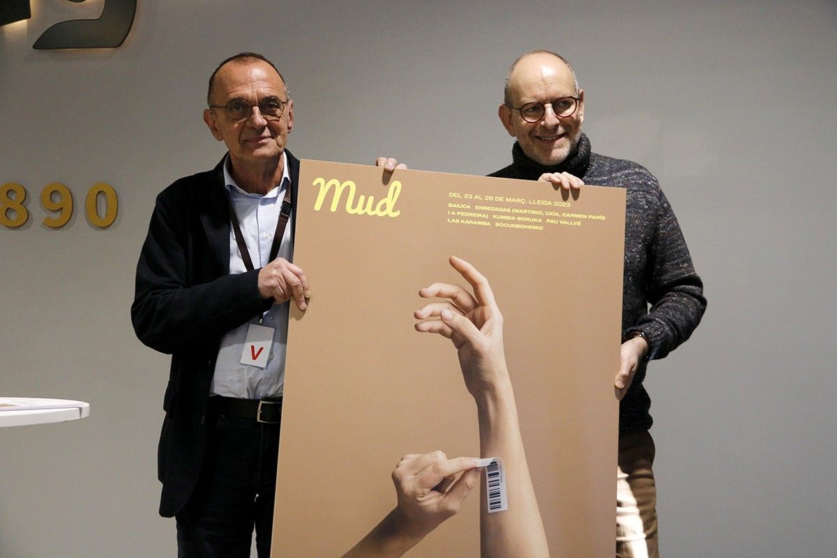 L'alcalde de Lleida, Miquel Pueyo, i el regidor de Cultura, Jaume Rutllant, amb el cartell del MUD 2023.