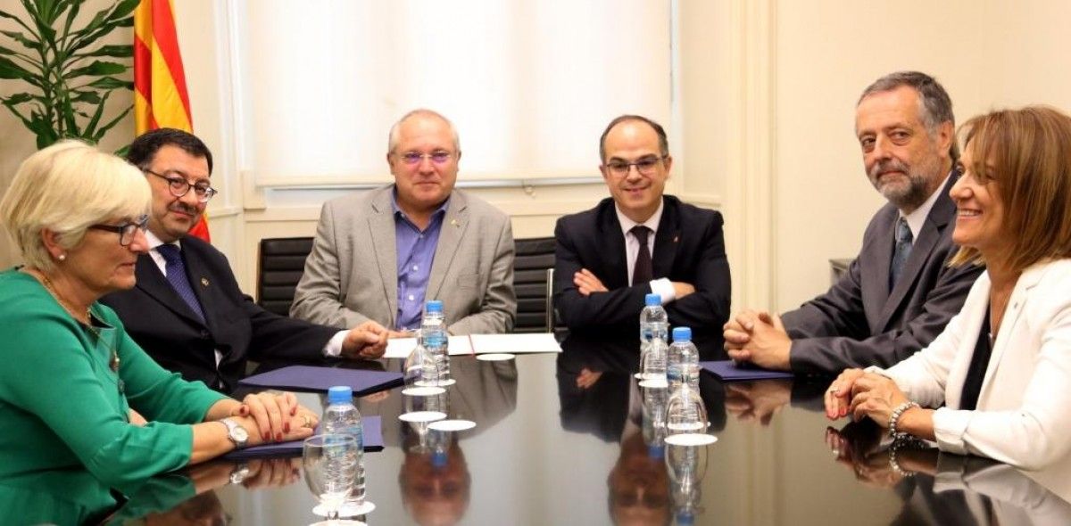 Els consellers Jordi Turull i Lluís Puig amb els membres de l'Institut d'Estudis Aranesos