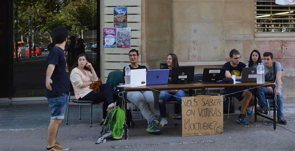 Imatge d'uns estudiants al davant del Rectorat 