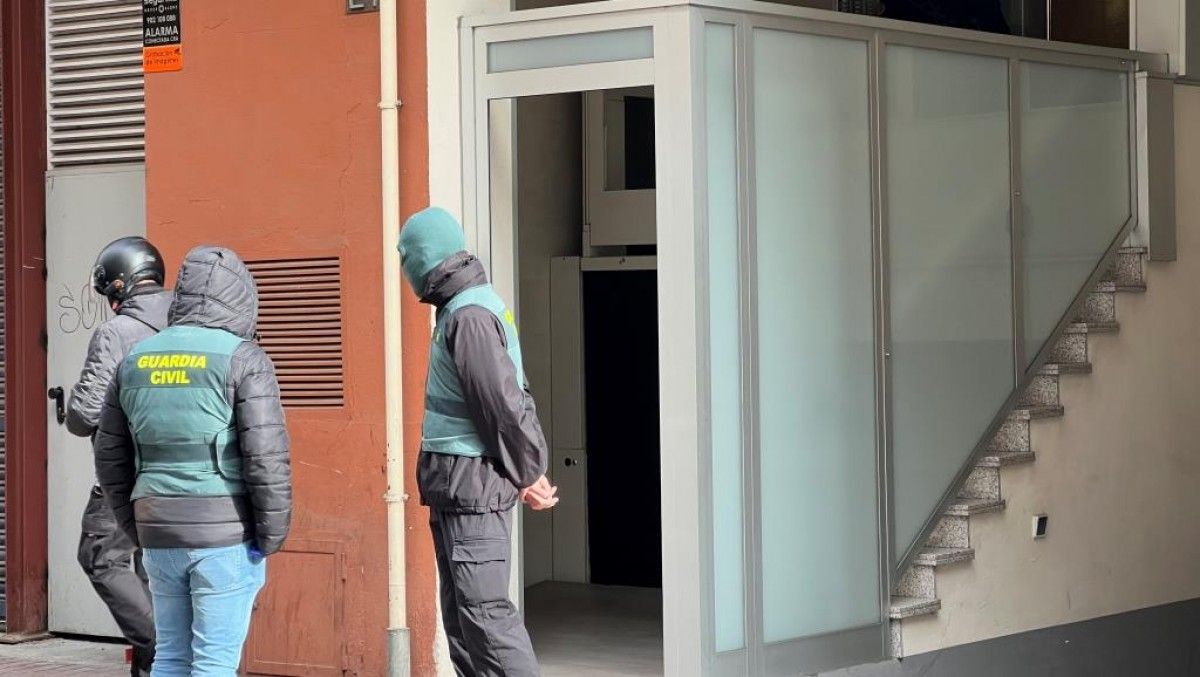 Agents de la Guàrdia Civil durant l'operatiu a Lleida