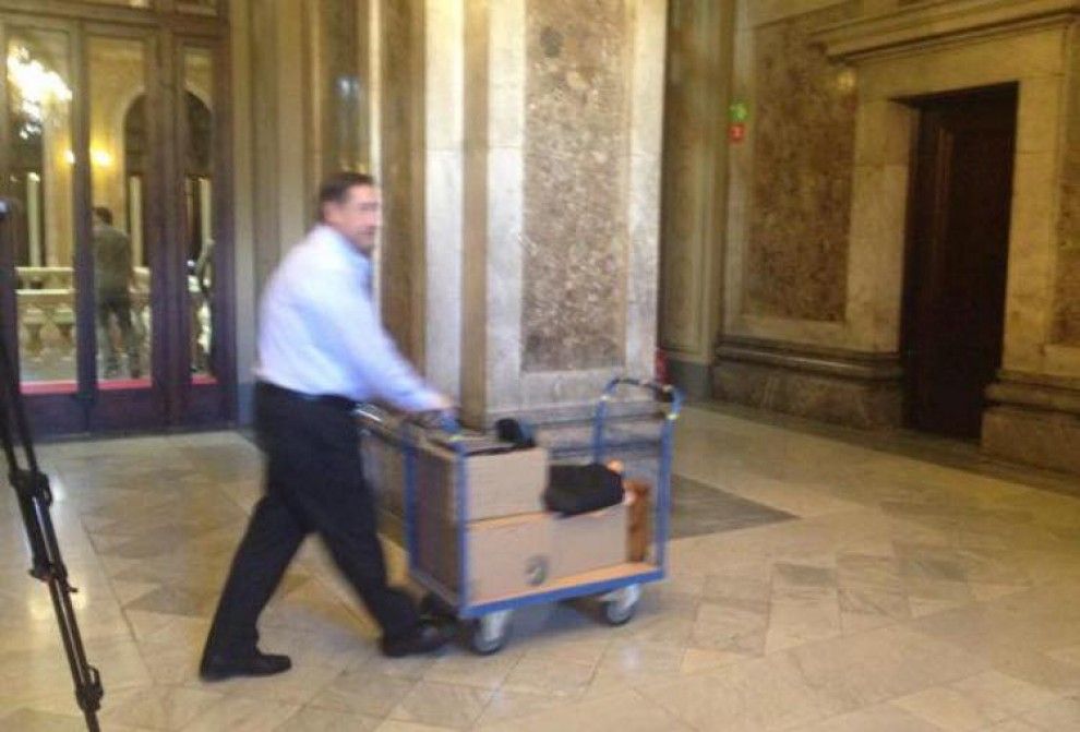 Pelegrí, amb caixes pel Parlament