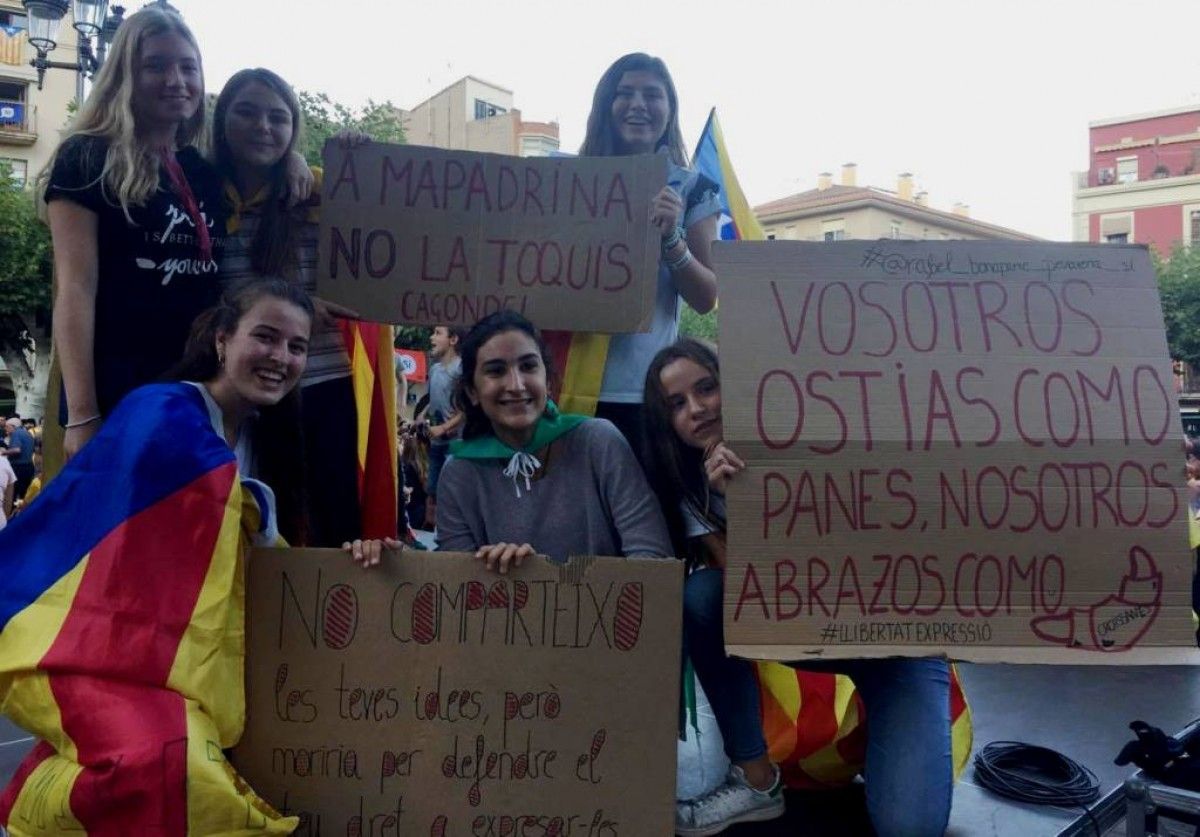 Imatge de les noies amb cartells a Balaguer