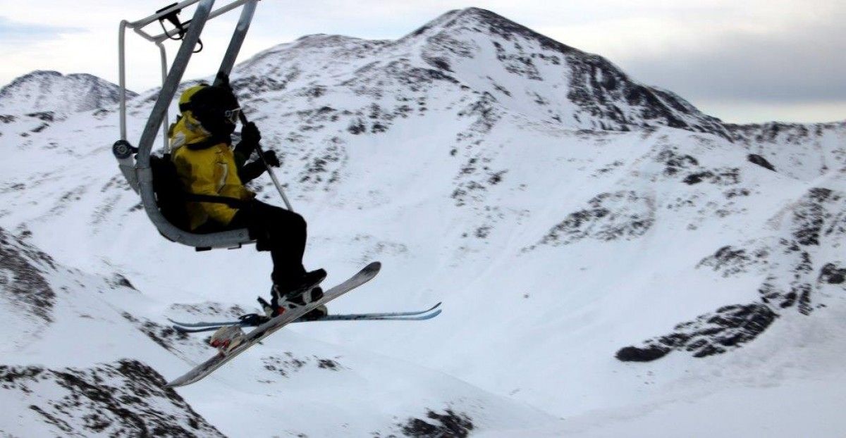 Imatge d'un esquiador en un telecadira