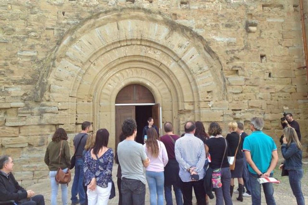 Un grup de gent visitant el Castell de Gardeny