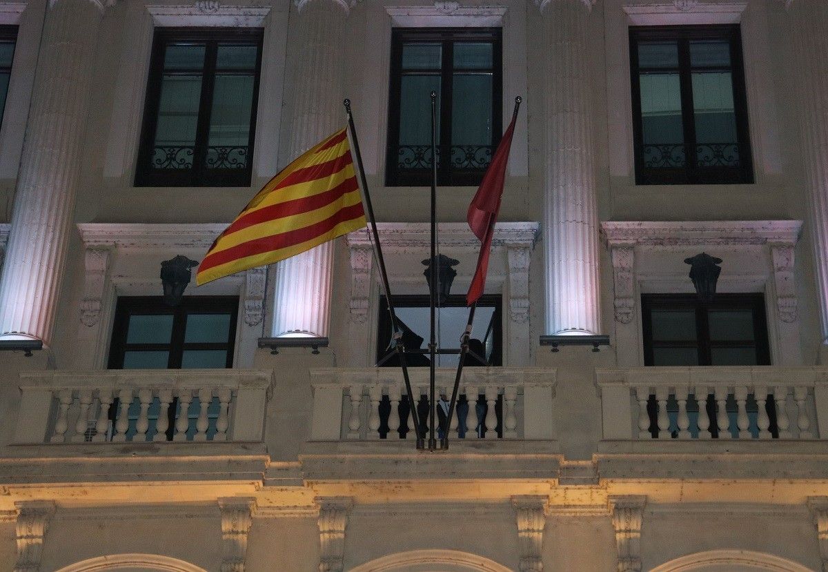 Imatge del balcó de la Paeria de Lleida sense la bandera espanyola