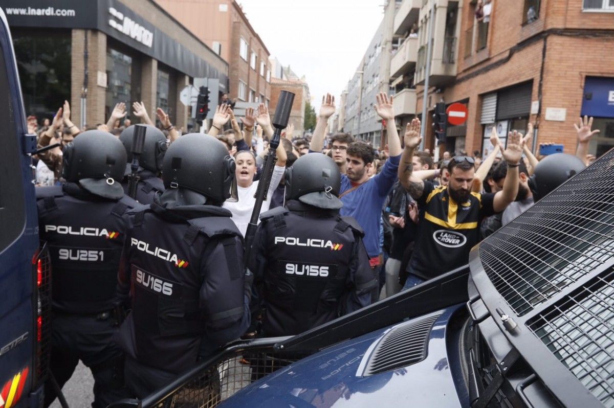 Agents de la Policia Nacional espanyola amb piloteres, a Sabadell