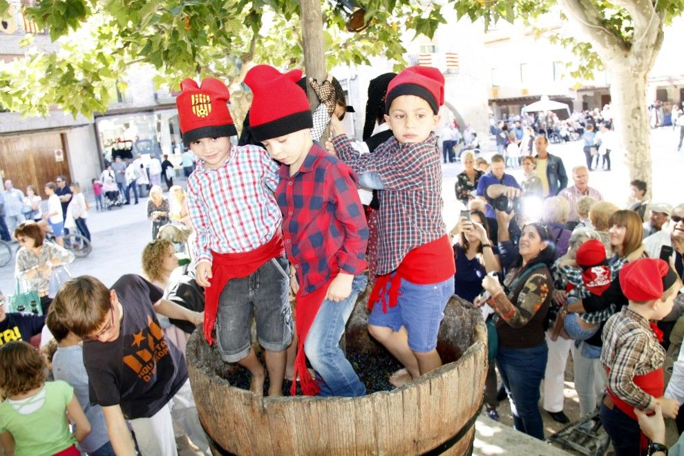 Nens trepitjant el raïm a la plaça de Verdú