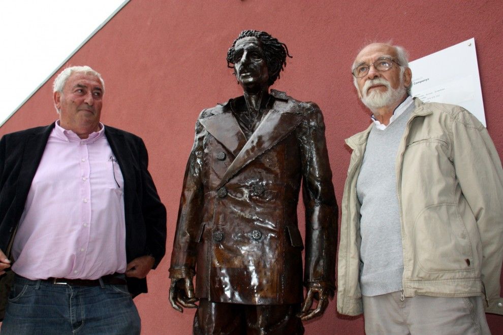 L'alcalde de Tornabous (esquerra), al costat de l'estàtua del president Companys i l'artista 